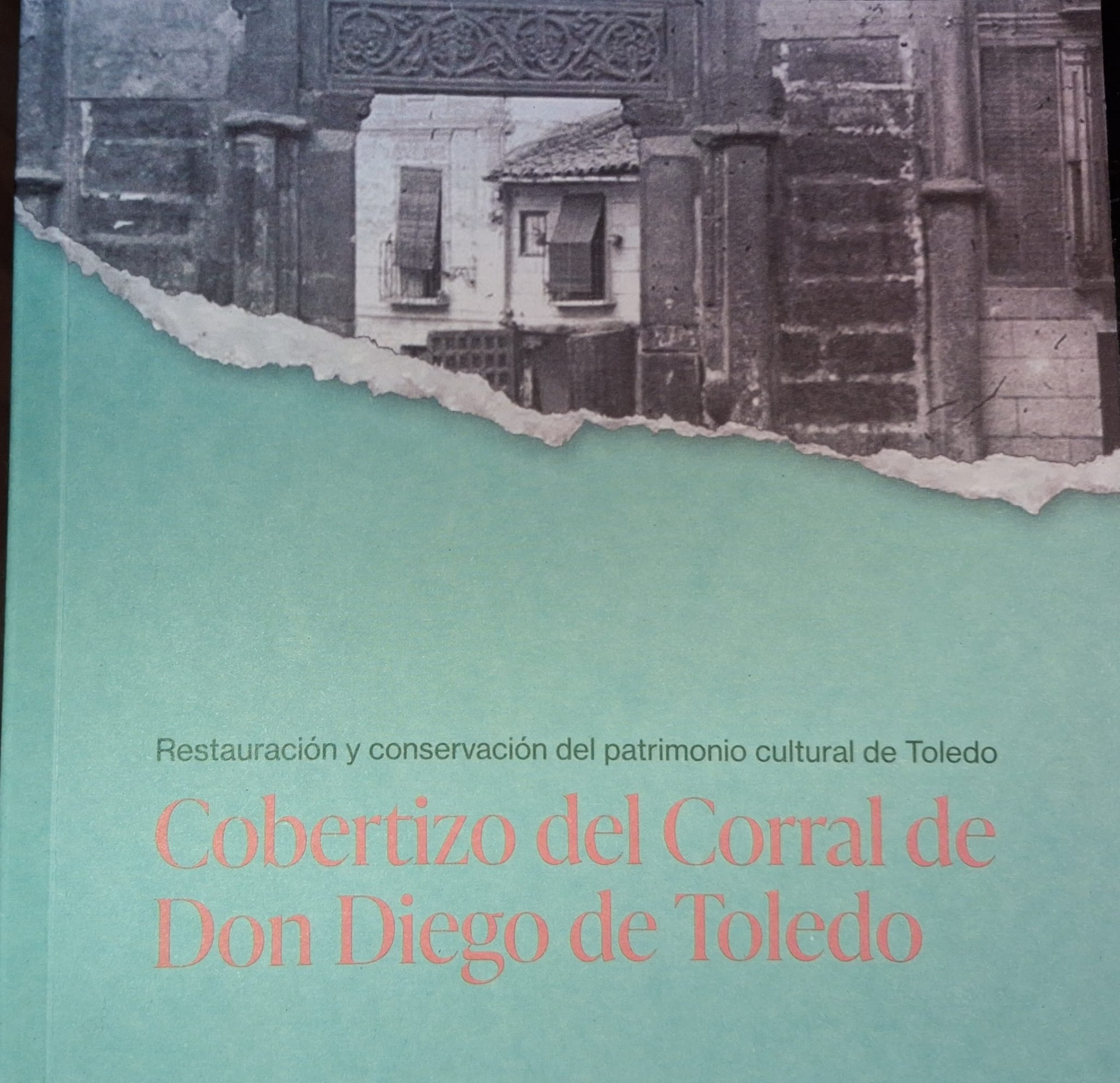 Portada de libro con foto antigua del Cobertizo que da entrada al “Cobertizo del Corral de Don Diego”.